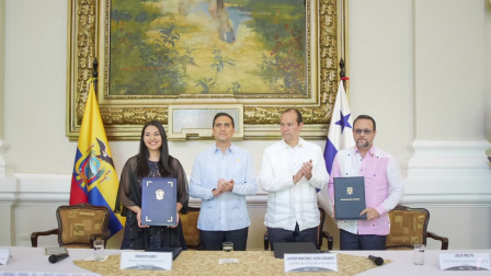 La ministra Sariha Moya y el ministro de Comercio e Industrias de Panamá, Julio Moltó, firmaron los Términos de Referencia para un acuerdo comercial.