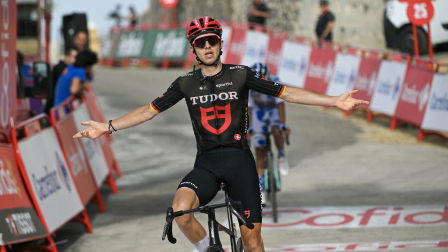 El cliclista Marco Brenner, del equipo Tudor Pro Cycling Team celebra su victoria en la etapa 14 de la vuelta a España.