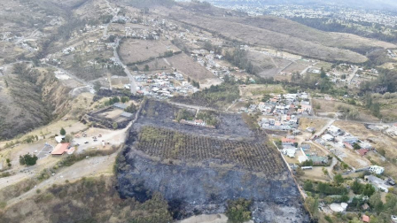 Toma aérea del incendio forestal sector San Juan de Chuspiyacu, Tumbaco.