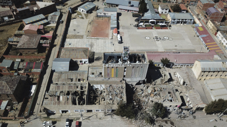 Vista aérea del cuartel del ejército tras una explosión.