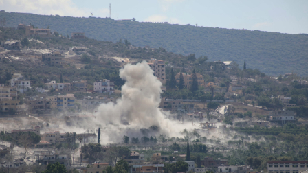 Fotografía, tomada desde la aldea de Al-Haniyya, en el sur del Líbano, muestra el humo que se eleva tras una explosión controlada llevada a cabo por las fuerzas israelíes