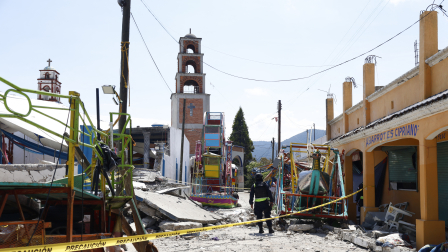 Un oficial de Policía inspecciona el lugar en el que ocurrió una explosión en México.