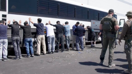 Agentes del ICE detienen a migrantes de una empresa.