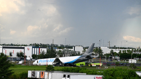 Un avión de carga de Prime Air en el Aeropuerto Internacional de Miami después de salirse de la pista el 6 de septiembre de 2026.
