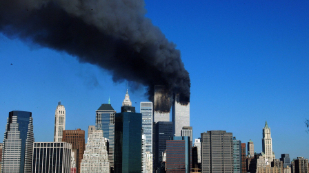 Las torres gemelas del World Trade Center se elevan en columnas de humo tras el impacto de aviones secuestrados en la madrugada del 11 de septiembre de 2001.