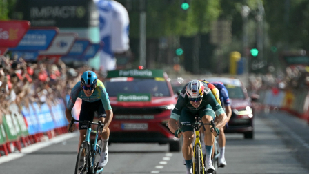 El corredor belga del Team Visma-Lease a Bike, Wout van Aert, compite con el corredor italiano del Team XDS Astana, Alessandro Romele (izq.), antes de ganar la 15.ª etapa de la vuelta ciclista a España 2026, una carrera de 110,2 km que fue modificada de su itinerario original de 189,7 km
