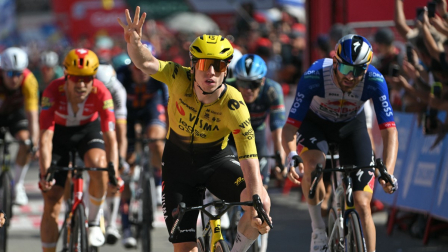 El ciclista británico del equipo Visma-Lease a Bike, Matthew Brennan (centro), celebra su victoria en la 16.ª etapa de la Vuelta a España 2026, una carrera de 181,1 km entre Cortegana y el Monasterio de Santa María de la Rábida.