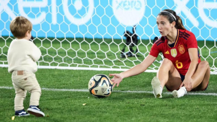 Aitana Bonmatí con el hijo Irene Paredes en la final del Mundial.