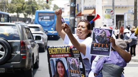 Familiares y amigos de Lizeth Bunshi, exigen Justicia por su muerte, en un planton en el sector de la Asamblea Nacional.