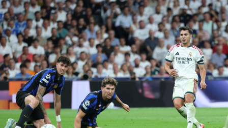 El delantero marroquí del Real Madrid, Brahim Díaz (n.º 21, a la derecha), dispara pero no logra marcar durante el partido de la primera jornada de la fase de grupos de la Liga de Campeones de la UEFA entre el Real Madrid y el Inter de Milán