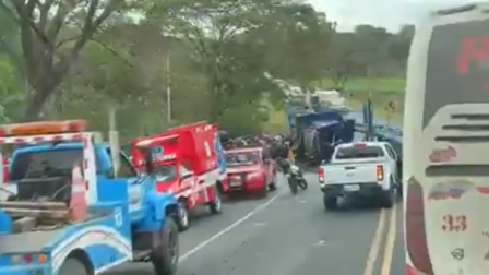 El siniestro dejó dos personas fallecidas y provocó una extensa congestión vehicular.