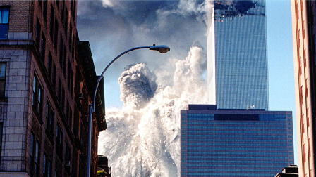 El 11 de septiembre de 2001, la torre sur del World Trade Center se derrumbó en Nueva York, esparciendo polvo y humo por las calles.