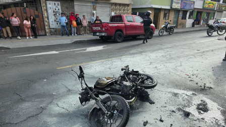 La Policía Nacional atendió una emergencia sobre una motocicleta incendiada en la vía pública y un presunto delincuente retenida en el sur de Quito.