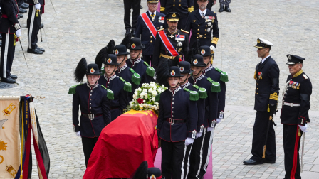 El féretro con los restos del difunto rey Harald V es trasladado al mausoleo real en la cripta del castillo de Akershus tras el funeral de Estado