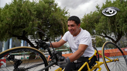 Jonathan Herrera no compite contra otros; siempre es contra sí mismo, su última marca, los límites que le impusieron y los “no” que escuchó en su vida. Entre medallas internacionales y la Quito 15K, este referente del deporte adaptado ecuatoriano convirtió cada obstáculo en un impulso definitivo. Hoy brilla en el básquet, el fútbol y las pistas.