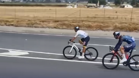 Ciclistas avanzan entre vehículos pesados en la vía E35 tras rezagarse de la competencia