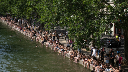 Los bañistas tomaron el sol a orillas del Canal Saint-Martin mientras Francia sufría una ola de calor en junio de 2026