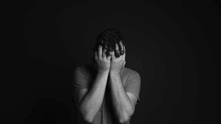 Casi 8 de cada 10 muertes por suicidio en Ecuador corresponden a hombres. Reconocer las señales, preguntar y acompañar puede ser clave para llegar a tiempo.