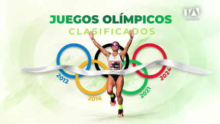Rosalba Chacha, maratonista ecuatoriana, celebra su triunfo en la Media Maratón de Santiago y el nuevo récord de la competencia con un tiempo de 1h15m20s.