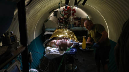 Esta fotografía, facilitada y difundida por el servicio de prensa de la 65.ª Brigada Mecanizada Independiente de Ucrania el 12 de septiembre de 2026, muestra a un equipo médico de la brigada prestando asistencia sanitaria a un militar ucraniano gravemente herido en un punto de estabilización en la región de Zaporiyia, en el contexto de la invasión rusa de Ucrania.