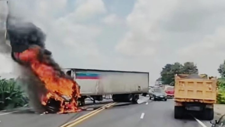 Un tráiler se incendió tras un choque múltiple en Babahoyo, este sábado 12 de septtiembre de 2026