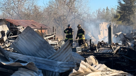 Los bomberos inspeccionan el lugar tras un incendio en una residencia de ancianos que dejó 16 muertos, en Pitrufquén.