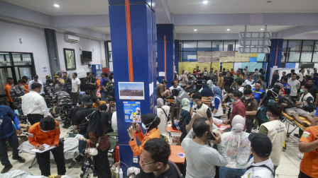 Los equipos de rescate se preparan para evacuar a las víctimas del ferri de pasajeros, que naufragó con 243 personas a bordo en su ruta de Surabaya a Banjarmasin