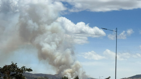 Una columna de humo se observa desde el Parque Bicentenario, en el norte de Quito, este 13 de septiembre de 2026.