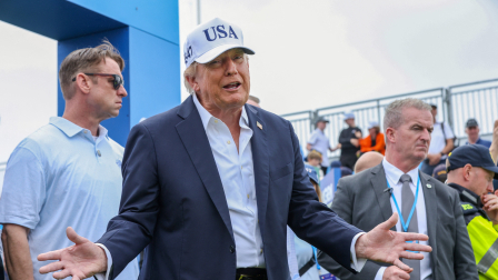 Durante su visita a Irlanda, Trump arremete contra los críticos de la IA, calificándolos de "fuerzas negativas".