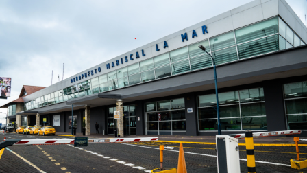 Autoridades intervinieron en el aeropuerto tras el fallecimiento de una mujer en un avión.