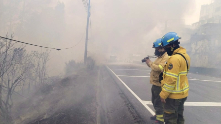 El Cuerpo de Bomberos de Quito trabaja en la zona del incendio en La Vicentina.