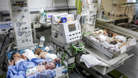 Bebés prematuros yacen en incubadoras en la superpoblada unidad de cuidados intensivos neonatales (UCIN) del Complejo Médico Nasser en Khan Yunis, en el sur de la Franja de Gaza.