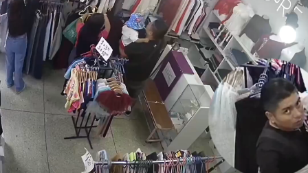 Hombre con un niño en brazos es captado mientras roba un celular en un local de Sangolquí.