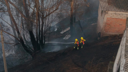 Efectivos del Cuerpo de Bomberos Quito combaten incendio forestal en el sector de La Bota.