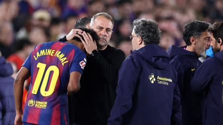 El entrenador alemán del Barcelona, ​​Hans-Dieter Flick, abraza al delantero español del Barcelona, ​​Lamine Yamal (n.º 10), mientras este es sustituido debido a una lesión durante el partido de la liga española de fútbol entre el FC Barcelona y el RC Celta de Vigo en el estadio Camp Nou de Barcelona, ​​el 22 de abril de 2026.