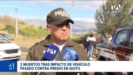 Un vehículo pesado perdió el control y se estrelló contra el cerramiento de un predio privado, provocando el deceso inmediato de dos personas. Un reportaje de Nathalie Jiménez