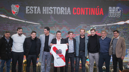 El entrenador argentino Marcelo Gallardo junto a su cuerpo técnico en River Plate