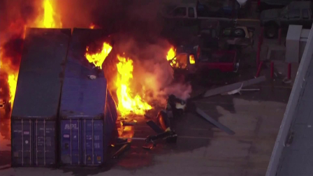 Los bomberos combaten el incendio en el lugar del fatal accidente de helicóptero en Los Ángeles.