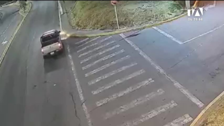 Delincuentes aprovecharon el descuido del propietario para llevarse la moto, vecinos aseguran que los robos se han vuelto frecuentes en el barrio. Un reportaje de Gustavo Jaramillo