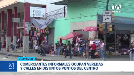 Recorridos por la zona comercial evidencian la creciente ocupación de aceras y espacios públicos por parte del comercio informal. Un reportaje de Camila Guevara