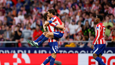 El defensa español del Atlético de Madrid, Robin Le Normand (n.º 24, izq.), celebra el tercer gol de su equipo con su compañero, el centrocampista español Koke (n.º 6), durante el partido de la liga española.