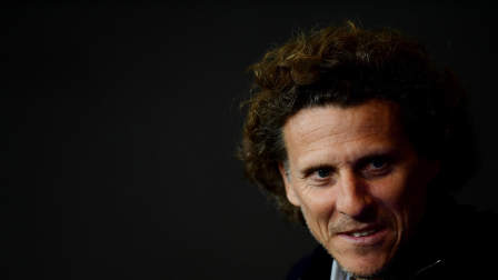 El exfutbolista uruguayo Diego Forlán observa durante su presentación como entrenador de la selección sub-20 de Uruguay.