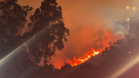 Las llamas se extienden en el sector de La Vicentina, en el centro norte de Quito.