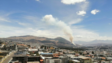 Bomberos de Quito trabajan en el sector del Casitagua para controlar el incendio forestal.