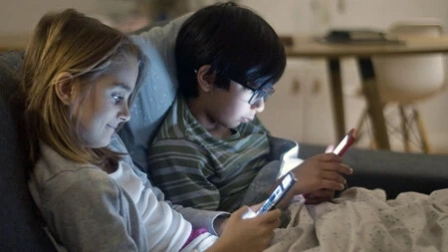 Menores de edad hacen uso de dispositivos tecnológicos.