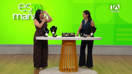 Sofía Romo, diseñadora ecuatoriana, transforma monedas en piezas de joyería inspiradas en sus viajes y colecciones, una propuesta que la llevó a presentar sus creaciones en el New York Fashion Week.