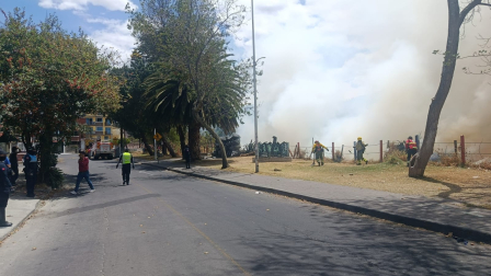 Se ejecutan cierres viales por incendio forestal en el sector de la Villaflora, en el sur de Quito.