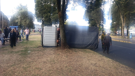 Un camión se chocó y se volcó a la altura del Mercado Mayorista la tarde de este jueves 17 de septiembre de 2026, en el sur de Quito.