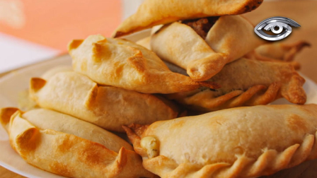 No importa el tamaño, la hora o el origen; un solo bocado de esta tradición cruje y nos devuelve directo a la mesa familiar. Entre migraciones y secretos de cocina, la empanada se reinventa todos los días. Hoy celebramos ese viaje infinito de sazón que se ha ganado un lugar inamovible en el corazón del mundo, especialmente de los latinoamericanos.