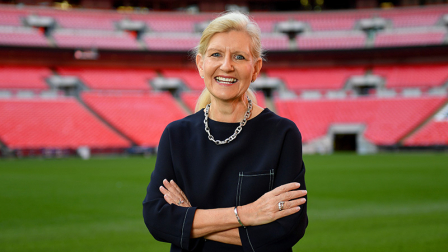 Debbie Hewitt, presidenta de la Federación Inglesa de Fútbol (FA).